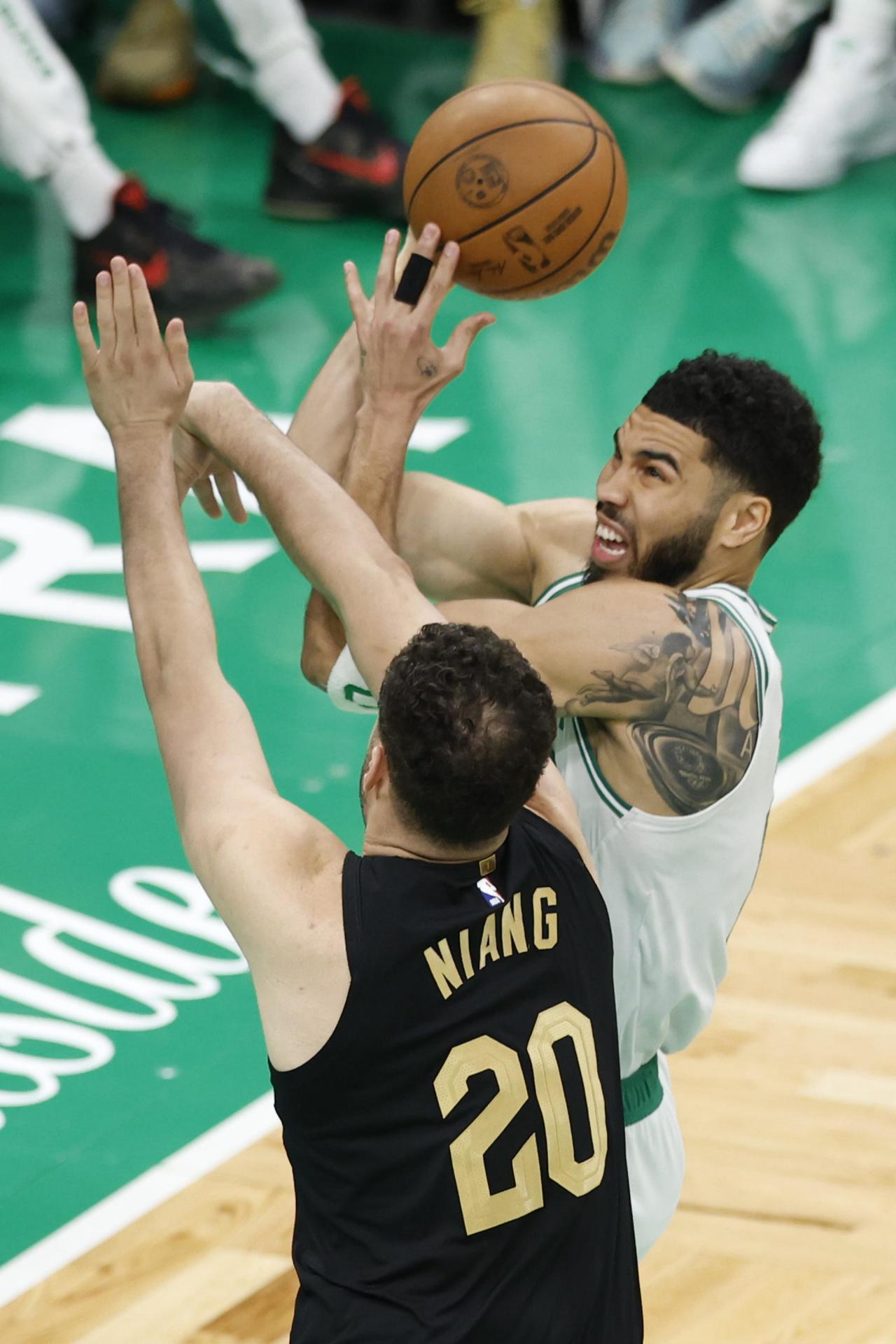 Georges Niang (i) de los Cleveland Cavaliers choca con Jayson Tatum (d) de los Boston Celtics durante un partido de la NBA. EFE/EPA/CJ GUNTHER

