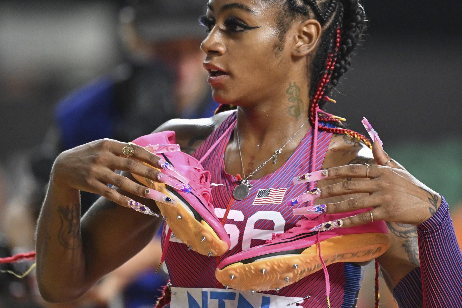 Fotografía de archivo, tomada el 25 de agosto de 2023,  en la que se registró a la atleta estadounidense Sha'Carri Richardson tras ganar la prueba femanina de los 200 metros del Campeonato Mundial de Atletismo de Budapest (Hungría). EFE/Zsolt Czegledi

