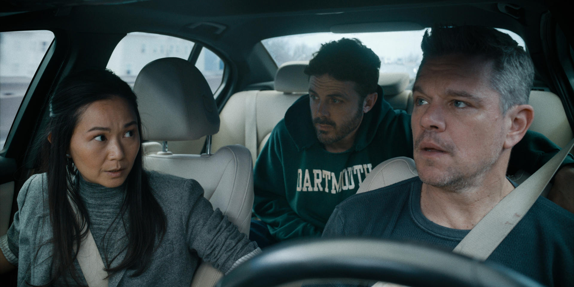 Fotograma cedido por Apple TV donde aparecen Hong Chau (i) como la Dra. Donna Rivera; Casey Affleck (c) como Cobby, y Matt Damon (d) como Rory, durante una escena de la película 'The Instigators' que se estrena este viernes en esta plataforma de transmisión. EFE/Apple TV /SOLO USO EDITORIAL /NO VENTAS /SOLO DISPONIBLE PARA ILUSTRAR LA NOTICIA QUE ACOMPAÑA /CRÉDITO OBLIGATORIO

