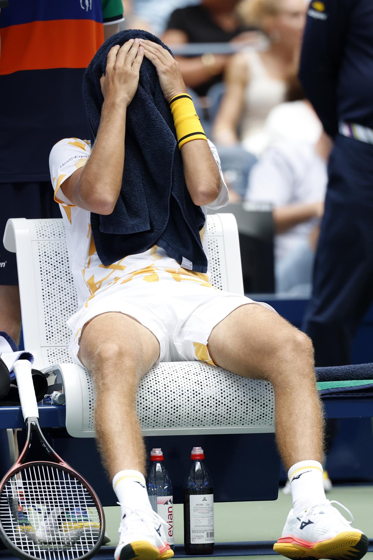 El checo checo Vit Kopriva se despidió este martes del Abierto de Estados Unidos al perder en el debut con el italiano Jannik Sinner, quien avanzó a la segunda ronda. EFE/EPA/JOHN G. MABANGLO
