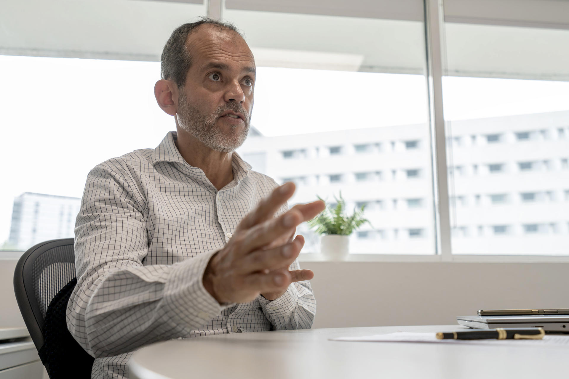 El director de la Feria Internacional del Libro de Monterrey, Henoc de Santiago Dulché, habla durante una entrevista con EFE este lunes, en la ciudad de Monterrey en Nuevo León (México). EFE/Miguel Sierra

