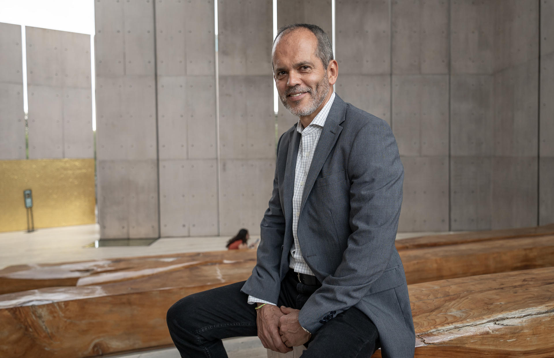 El director de la Feria Internacional del Libro de Monterrey, Henoc de Santiago Dulché, posa al final de una entrevista con EFE este lunes, en la ciudad de Monterrey en Nuevo León (México). EFE/Miguel Sierra
