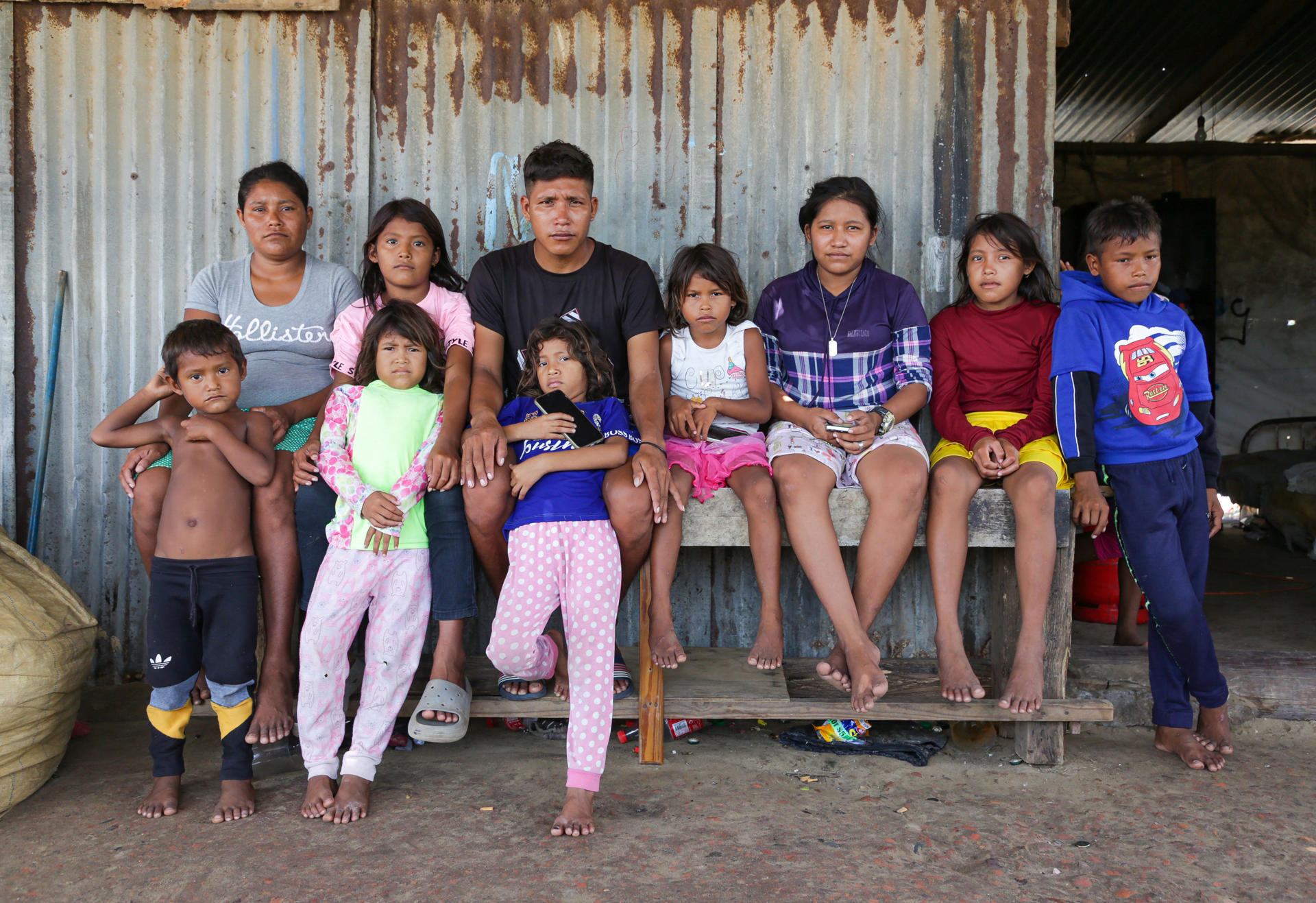 Fotografía del 20 de septiembre de 2025 que muestra a integrantes de las familias Pinto y Silva posando en Icacos (Trinidad y Tobago). EFE/ Andrea de Silva
