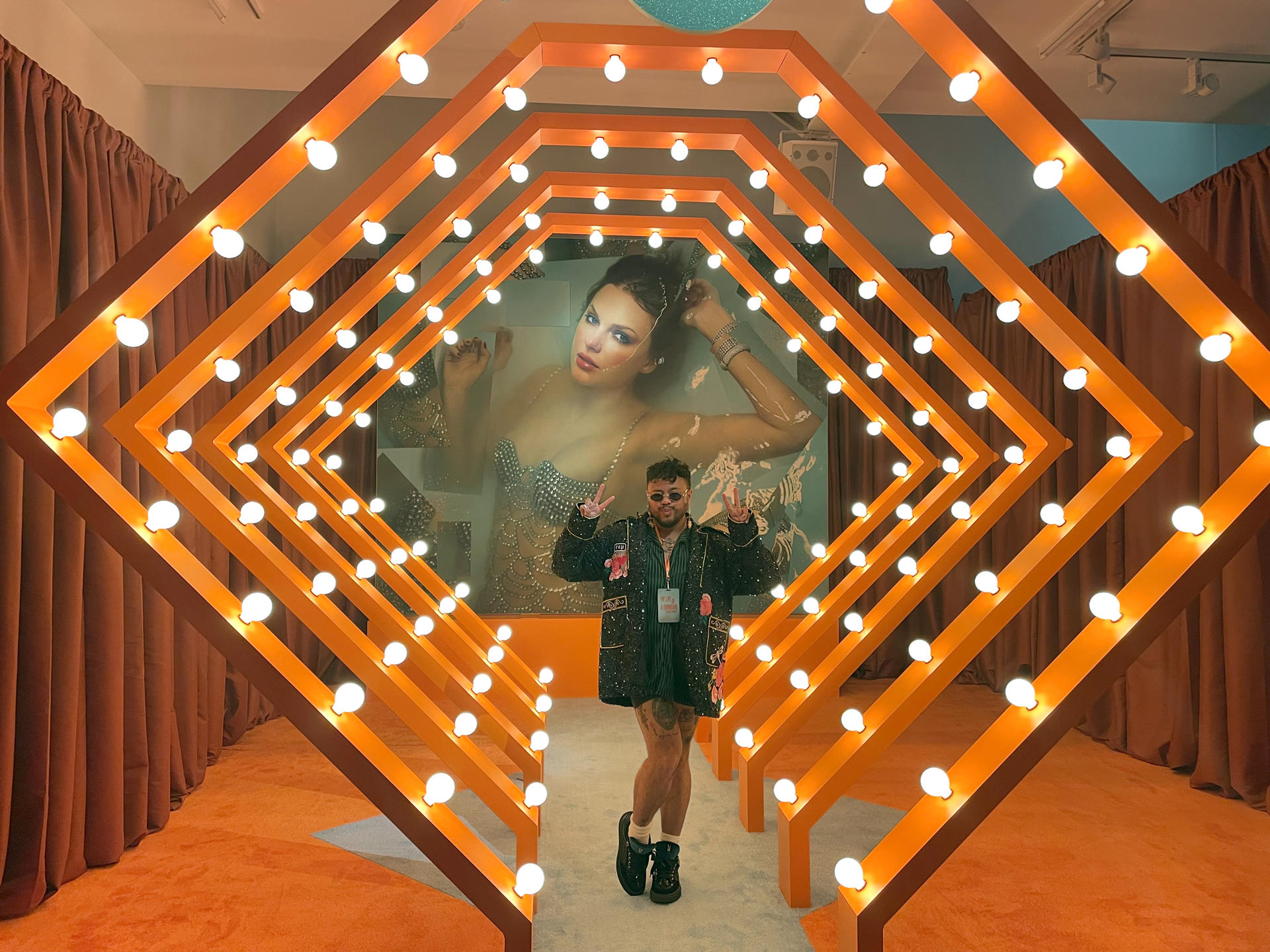 Una persona posa para una fotografía en el 'pop up' del universo de Taylor Swift este martes, en Nueva York (EE.UU.). Decenas de 'swifties' indagaron en el universo de 'The Life of a Showgirl', el nuevo álbum de Taylor Swift, en un 'pop up' que se instaló en Nueva York como antesala al lanzamiento del proyecto. EFE/ Alicia Sánchez
