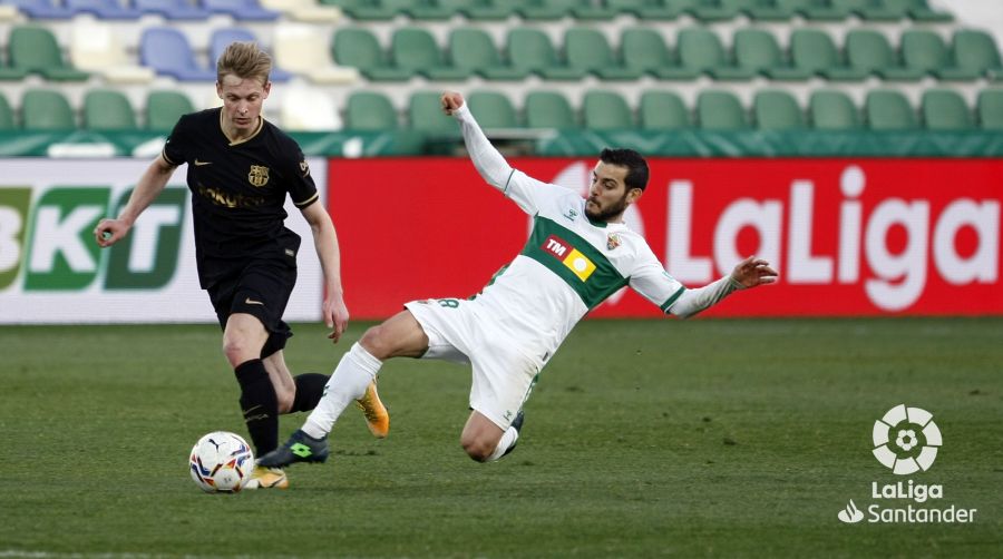 Víctor Rodríguez disputa un balón en el Elche-Barcelona