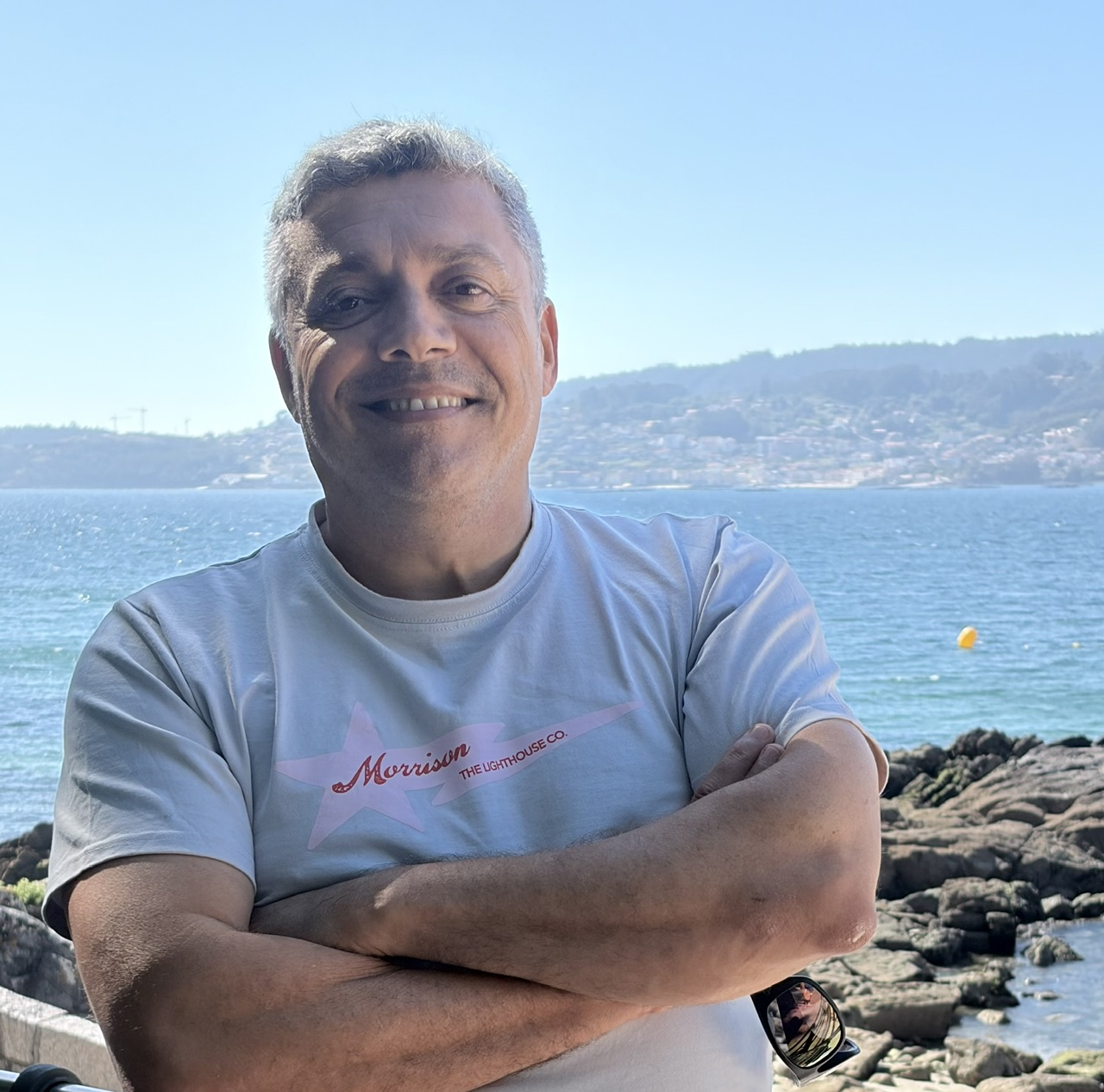 Marcos Villar (Petra Bienvenido) en una foto reciente en la Playa de Portocelo (Marín).