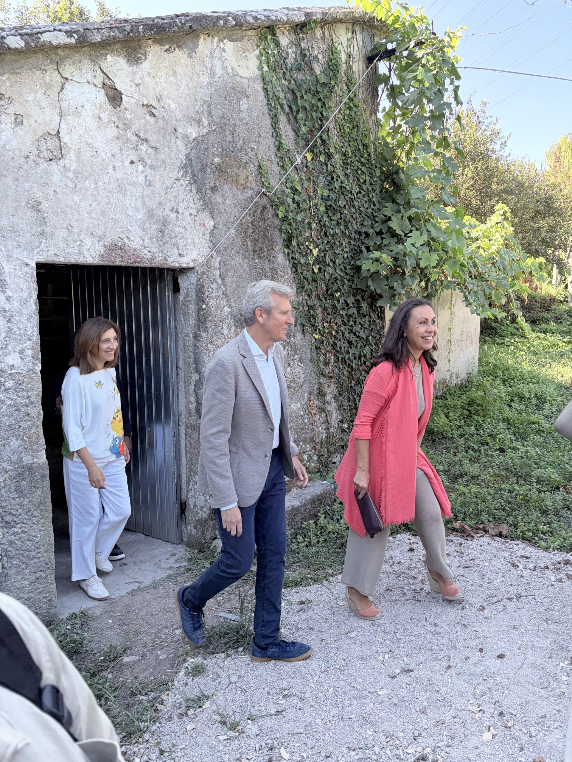 Alfonso Rueda, presidente de la Xunta de Galicia, saliendo del Molino Sequelo junto a María Ramallo, Alcaldesa de Marín y la Consejera de Medio Ambiente y Cambio Climático, Ángeles Vázquez.