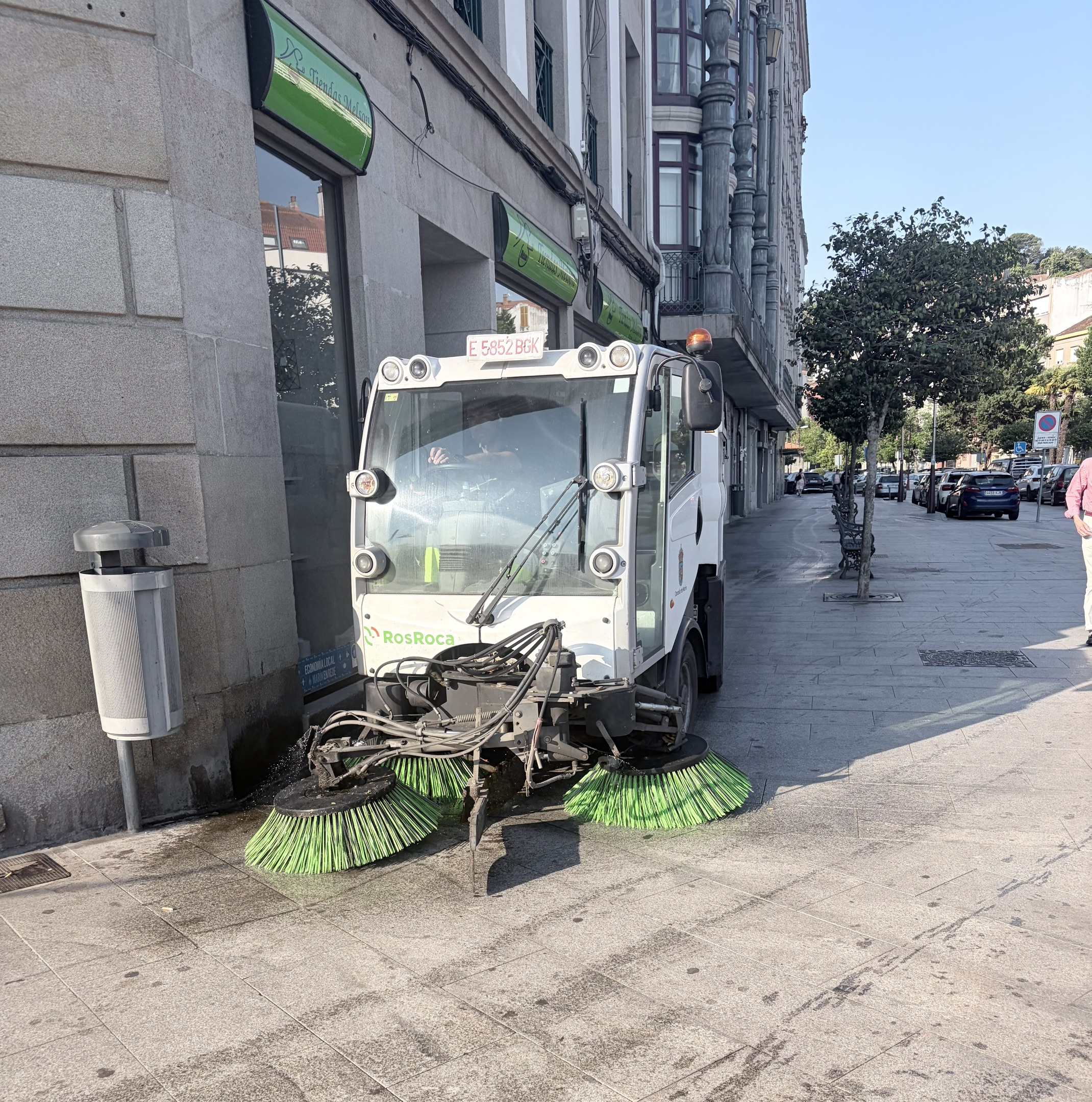 Vehículo de limpieza de las calles en Marín.