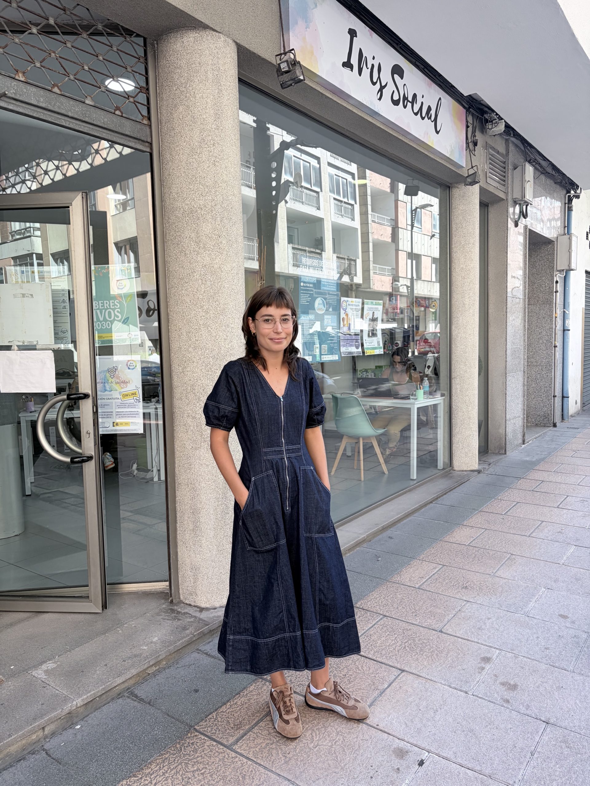 Amalia, artesana de redes en Iris Social de Marín.