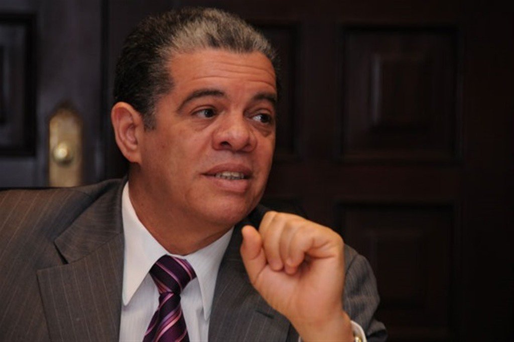 Ministro Carlos Amarante Baret  asegura los maestros están entre mejores pagados
