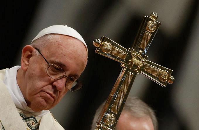 El papa está afectado por asesinato de sacerdote en Francia y pide paz al mundo