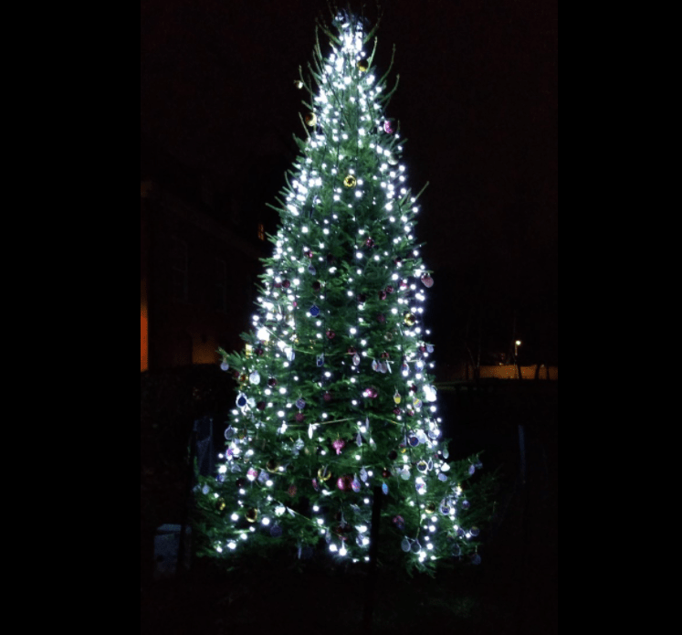 Village Christmas Tree 2021 Dickens Heath Parish Council
