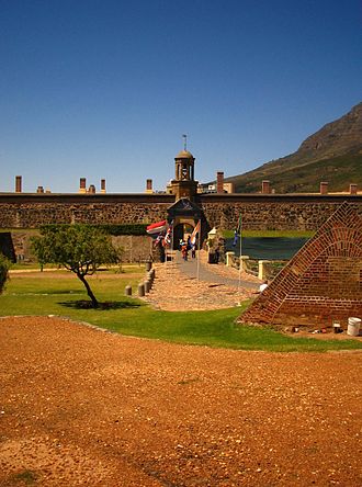 eue oue Kasteel in Kaapstad se buitemure word tuiste vir haweloses