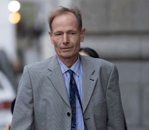 Prof. Sean Davison, 'n kampvegter vir genadededood is onder huisarres geplaas na skuldig bevind van dood op drie mense