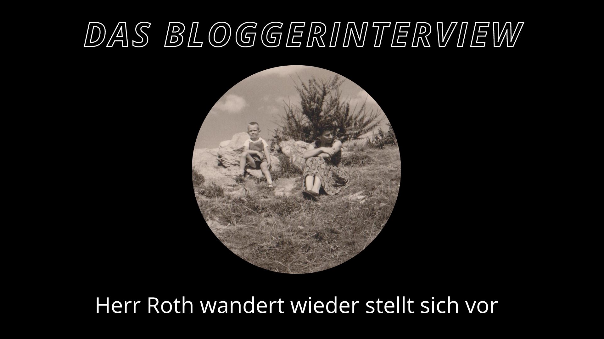 schwarz-weiß fotografie zwei kinder sitzend im gras