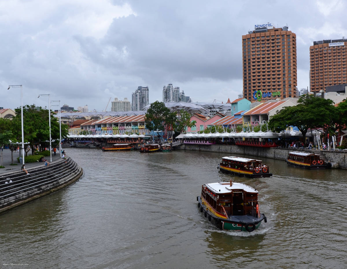 clarke quay mit booten