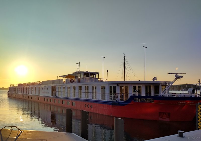 Sonnenuntergang, die MS Katharina von Bora im Hafen Stralsund, Foto: DieSchiffsreise.de