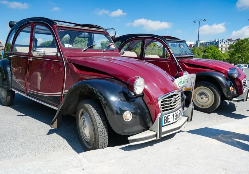 Am Eifelturm starten 2CV-Oldtimer für Stadtrundfahrten