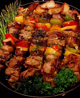 GARLICKY RIBEYE STEAK KABOBS WITH ROASTED ASPARAGUS AND POTATOES