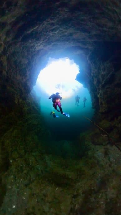 Des plongeurs avec une caméra à 369 degrés en Belgique.