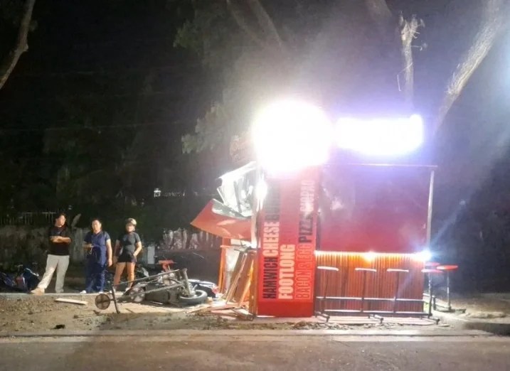 Motorcycle rider dies after crashing into burger stand in San Carlos