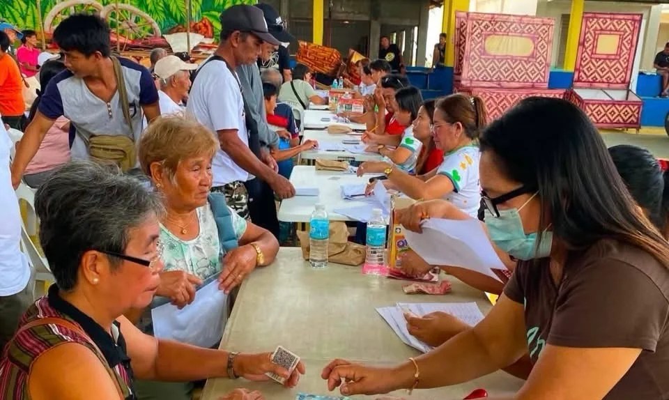 DSWD delivers ₱138.5M to 13,514 NIR sugarcane famers hit by RSSI