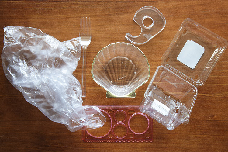 How to Make Creative Colorful Images of Plastic Objects Using a Polarizing Filter