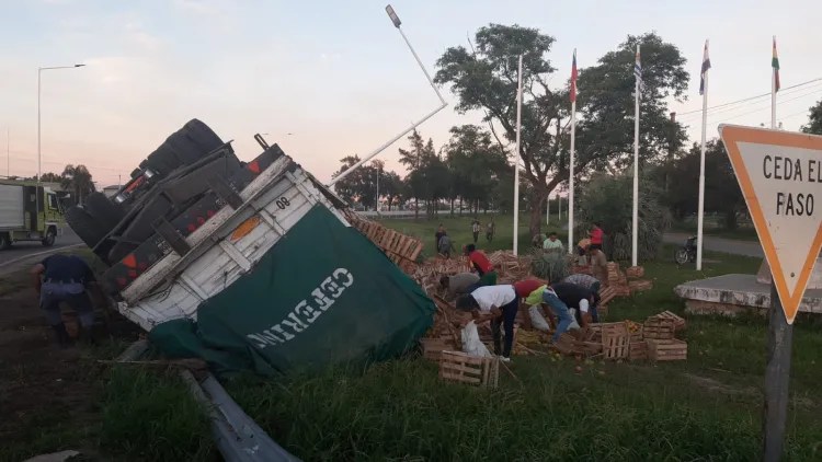 Sáenz Peña: volcó un camión que llevaba naranjas y los vecinos se quedaron con la carga