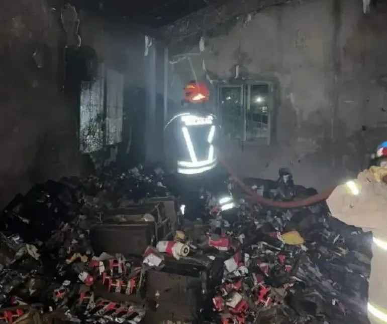 Terrible incendio en una repuestera de autos en el interior de Corrientes