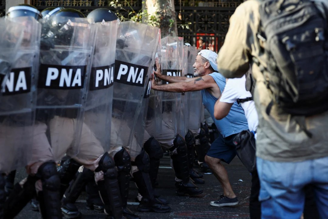 (Video) Tensión e incidentes en la segunda jornada de protestas frente al Congreso: un detenido