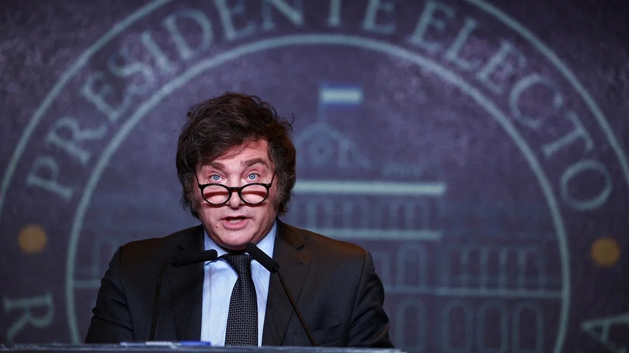 Milei anunció que dejará sin efecto el aumento de salarios para el Poder Ejecutivo y apuntó contra Cristina Kirchner