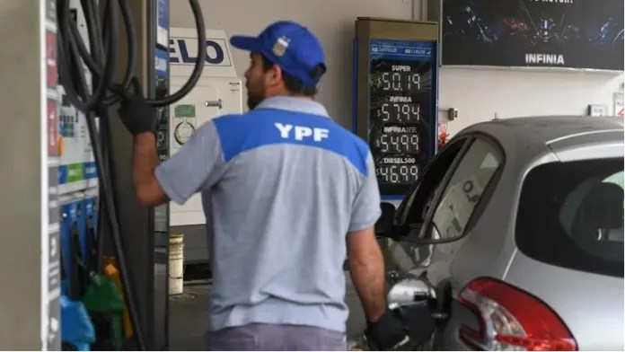 Vuelve a aumentar la nafta: a cuánto se irá desde el domingo