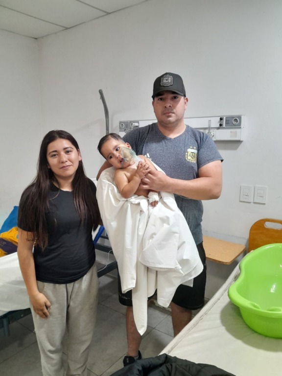 Fontana: policía de franco auxilió a un bebé que convulsionaba