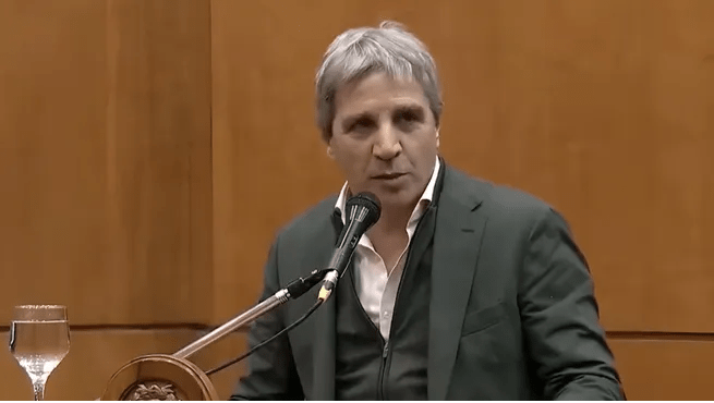 Luis Caputo confirmó que desde el lunes se reducirá el impuesto PAIS para las importaciones