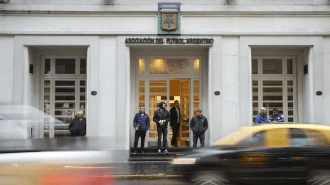 Milei decretó un plazo de seis meses para discutir los beneficios impositivos en el fútbol argentino