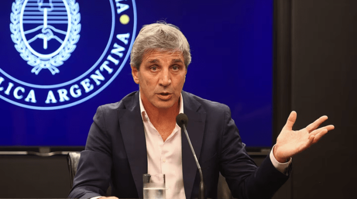 Caputo anunció que negocia con el FMI un nuevo acuerdo que incluya fondos frescos