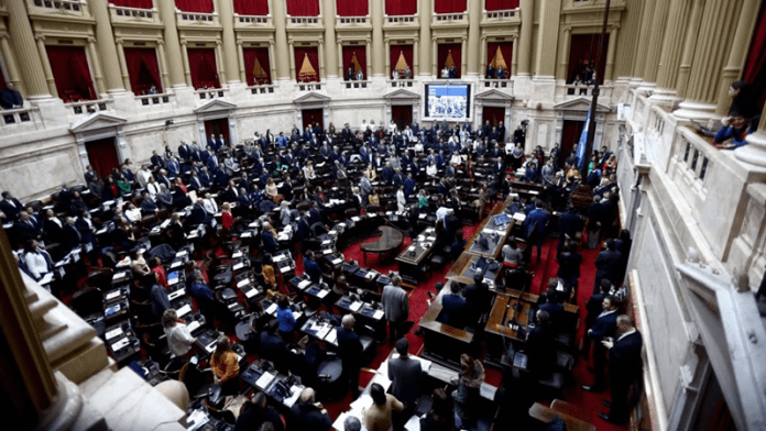 La oposición negocia para cambiar la ley y limitar los alcances de los DNU de Javier Milei