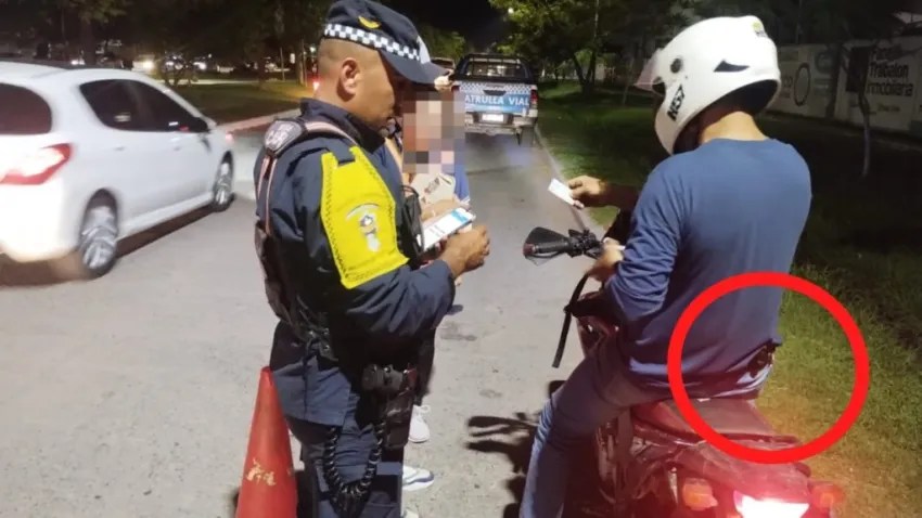 Salió hasta en la foto: lo pararon en un control y notaron que tenía una pistola en la cintura