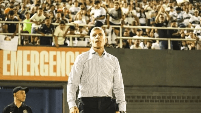 Palermo ganó su primer título como DT con Olimpia, dos fechas antes del final