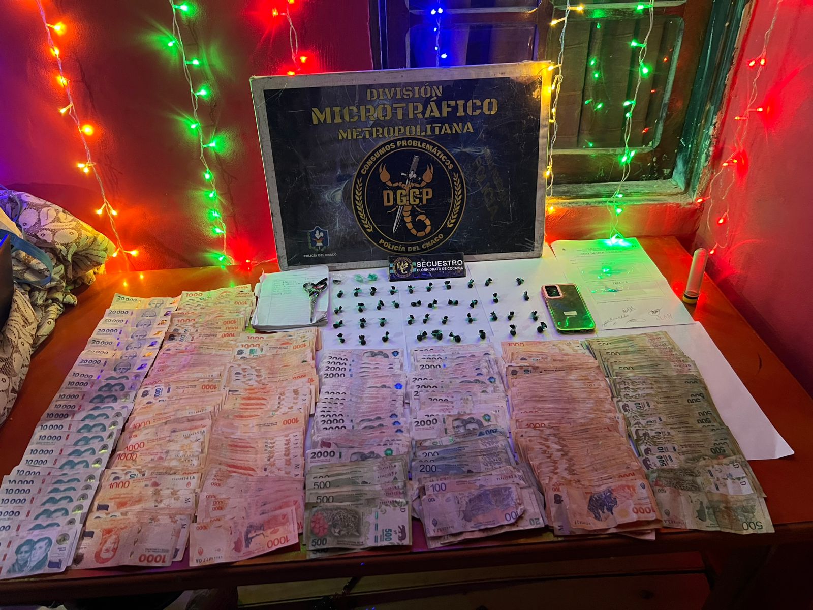Secuestran drogas y más de un millón de pesos en un allanamiento por narcomenudeo