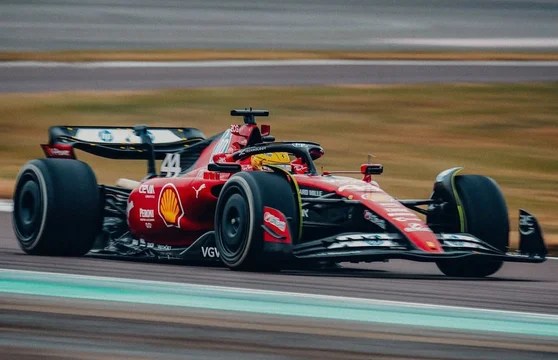 Hamilton probó la Ferrari por primera vez y generó el delirio de los fanáticos