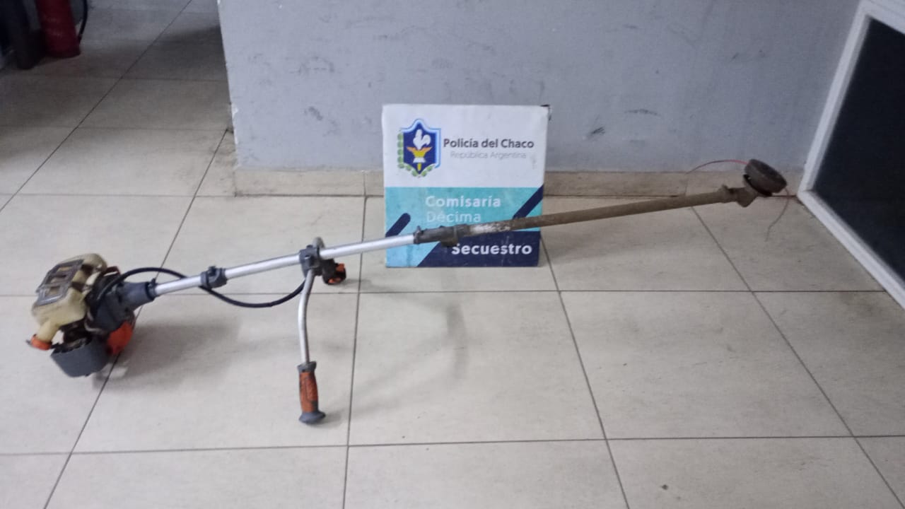 Causó desorden en la casa de su ex, le sustrajo una desmalezadora y provocó daños a un móvil policial