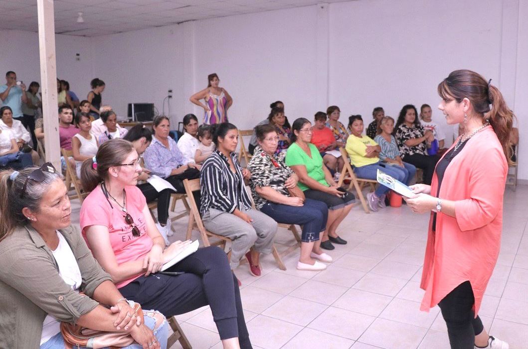 Producción prepara programa integral Emprende Rosa, en el marco del mes de la mujer
