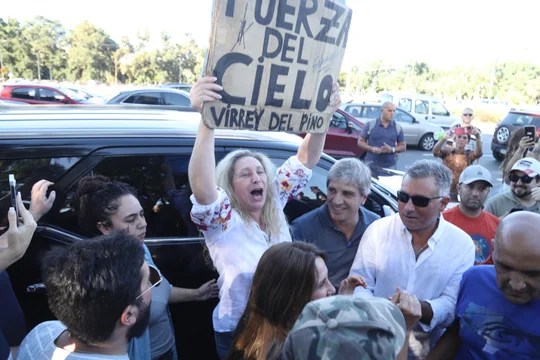 Karina Milei y Luis Caputo encabezan un acto de afiliación en medio de la polémica cripto