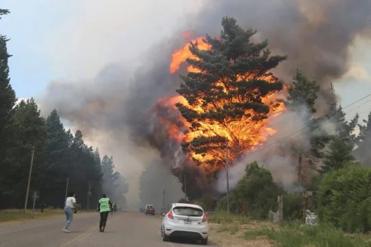 Se refuerzan los operativos para combatir incendios en Epuyén, Atilio Viglione y El Pedregoso