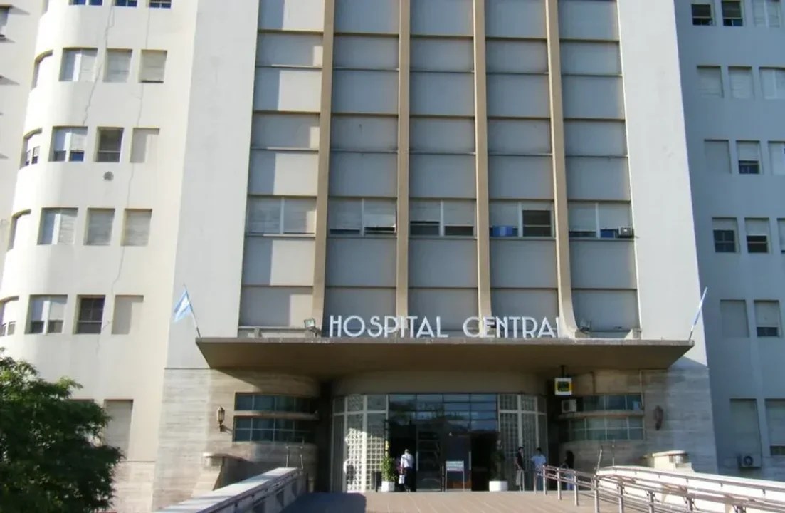 Mendoza: un hombre fue apuñalado a la salida de un bar