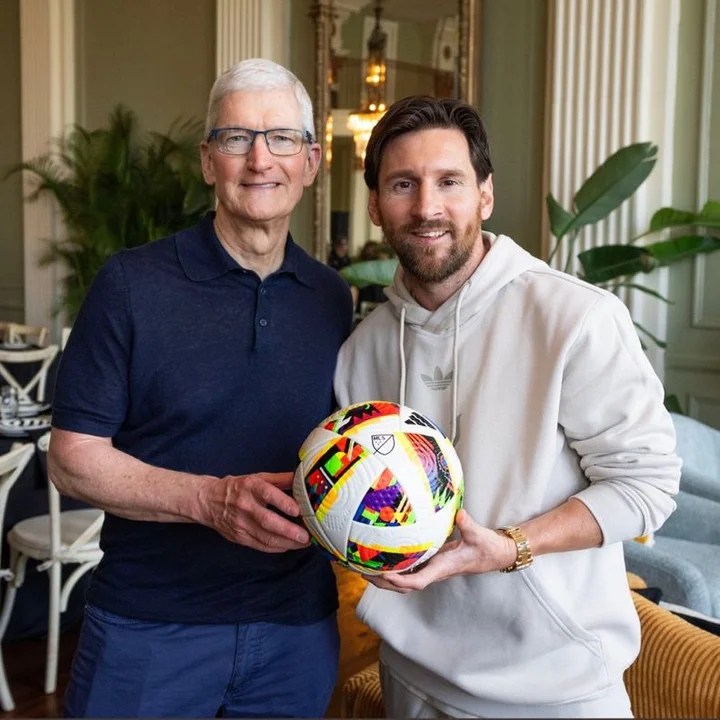 Tim Cook, el multimillonario CEO de Apple, le pidió una foto a Lionel Messi