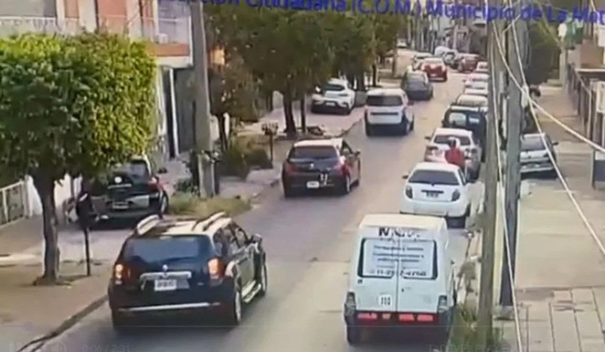 Tragedia en Lomas del Mirador: un motociclista falleció tras ser embestido en un intento de robo