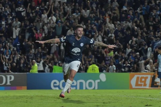 Independiente Rivadavia se lo dio vuelta a Racing en Mendoza y se acercó a puestos de clasificación