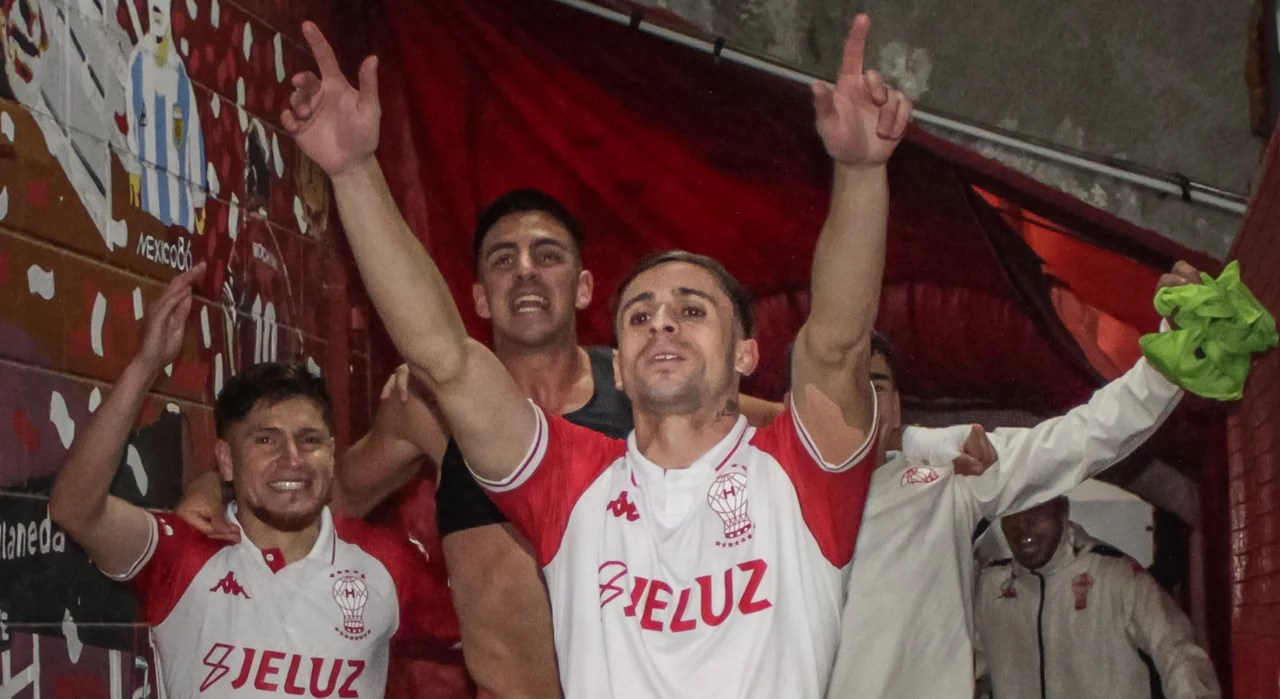 Con suspenso y desde los doce pasos, Huracán eliminó a Independiente y va por el título